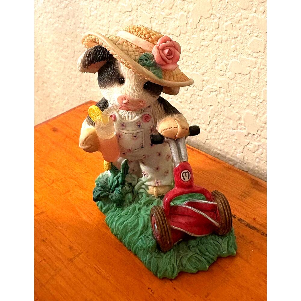 Vintage Cow Figurine Signed Mary June 1996 Mooing The Lawn Enesco 3.5 Inch Tall